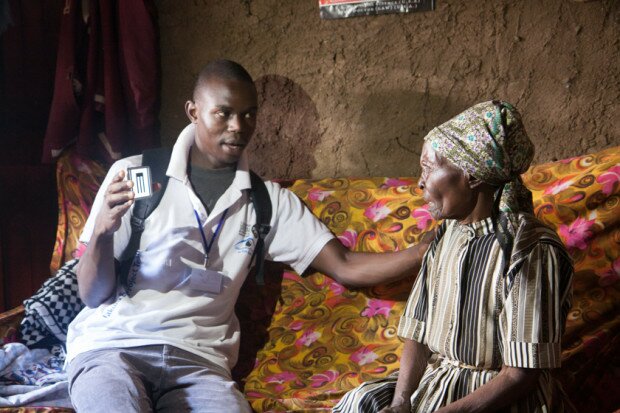 Peek healthcare worker examines patient in her own home_2 Â© Peek